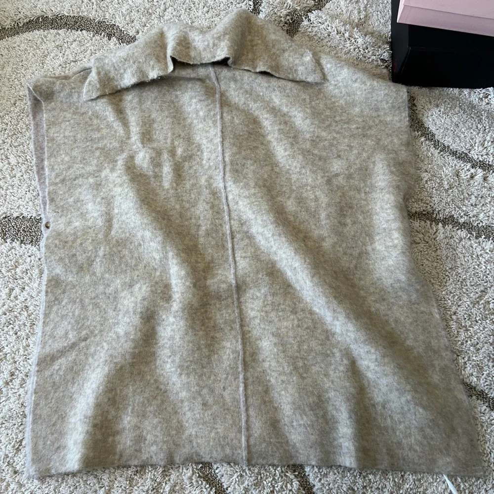 FINAL. NWT Nanushka Cape - Picture 7 of 9